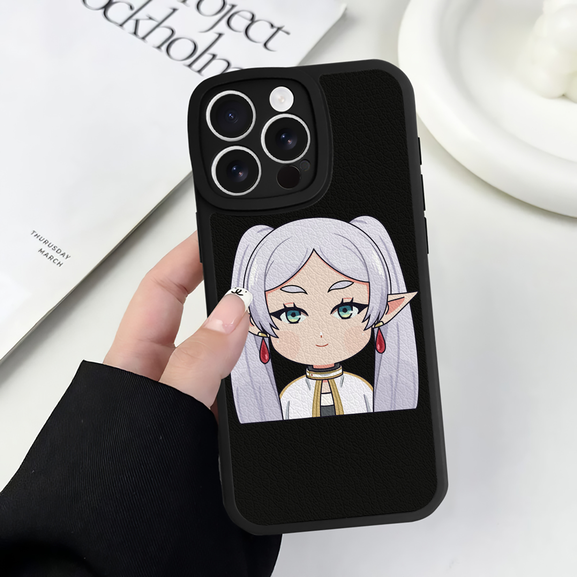 （画像用） 葬送のフリーレン Frieren 【iPhone 16シリーズ対応】シリコンスマホケース（レザー調） 材質：シリコン